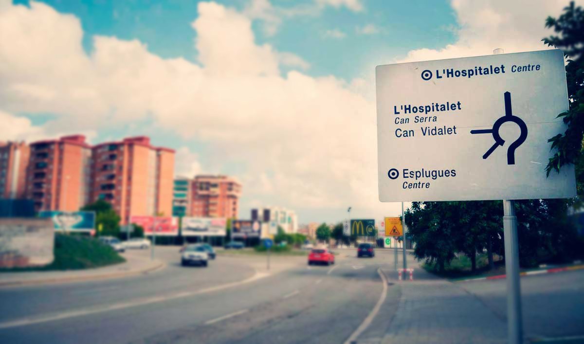 Señalización de acceso a Esplugues de Llobregat