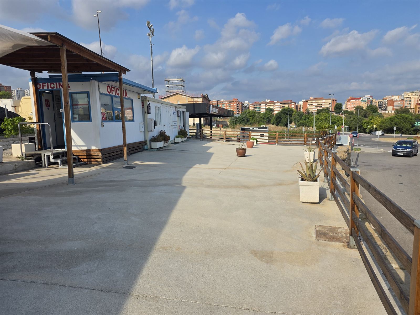 Caseta de control y barrera de acceso del Parking Camiones en Esplugues de Llobregat