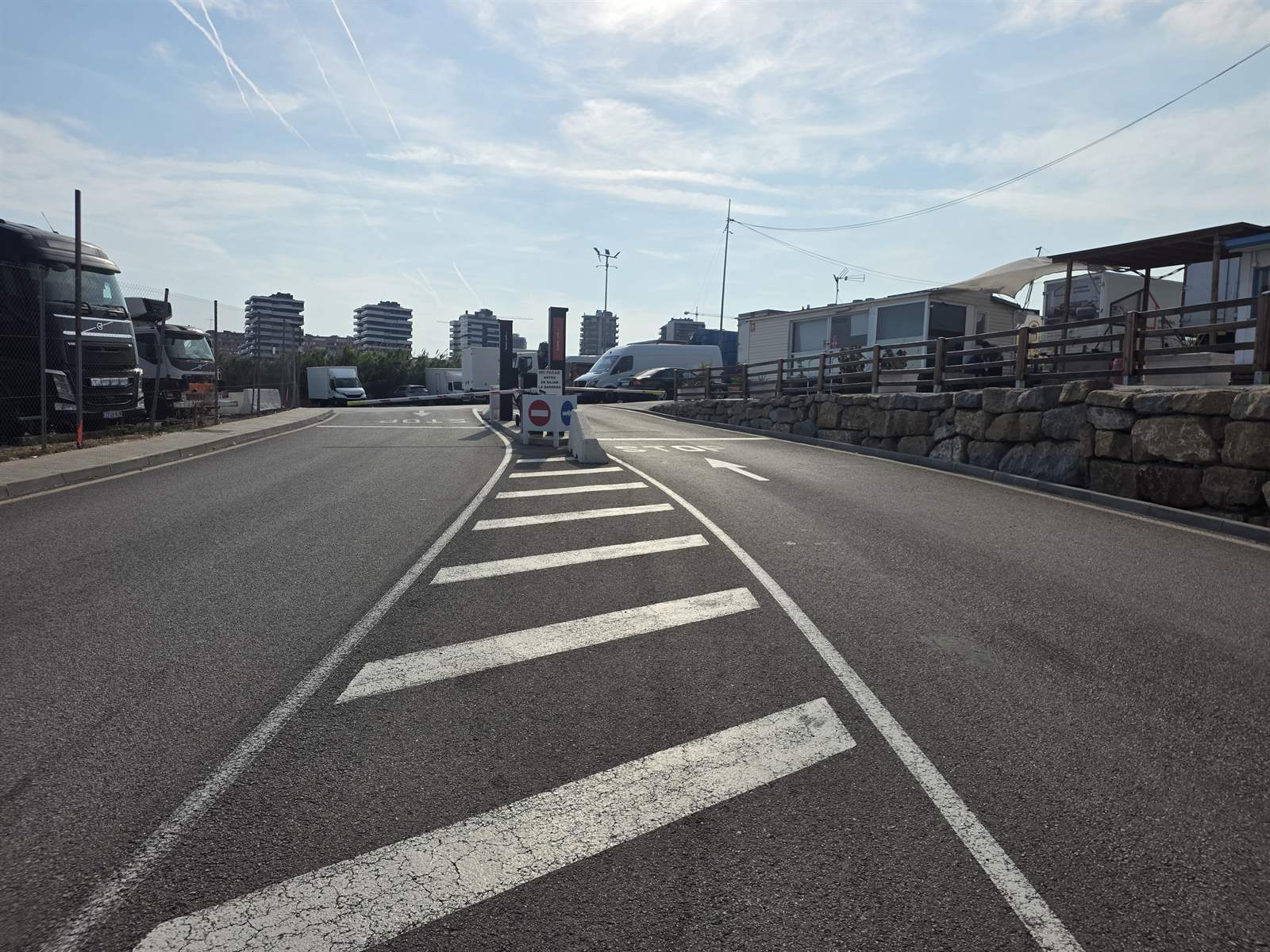 Plaza para tráiler con contenedor
