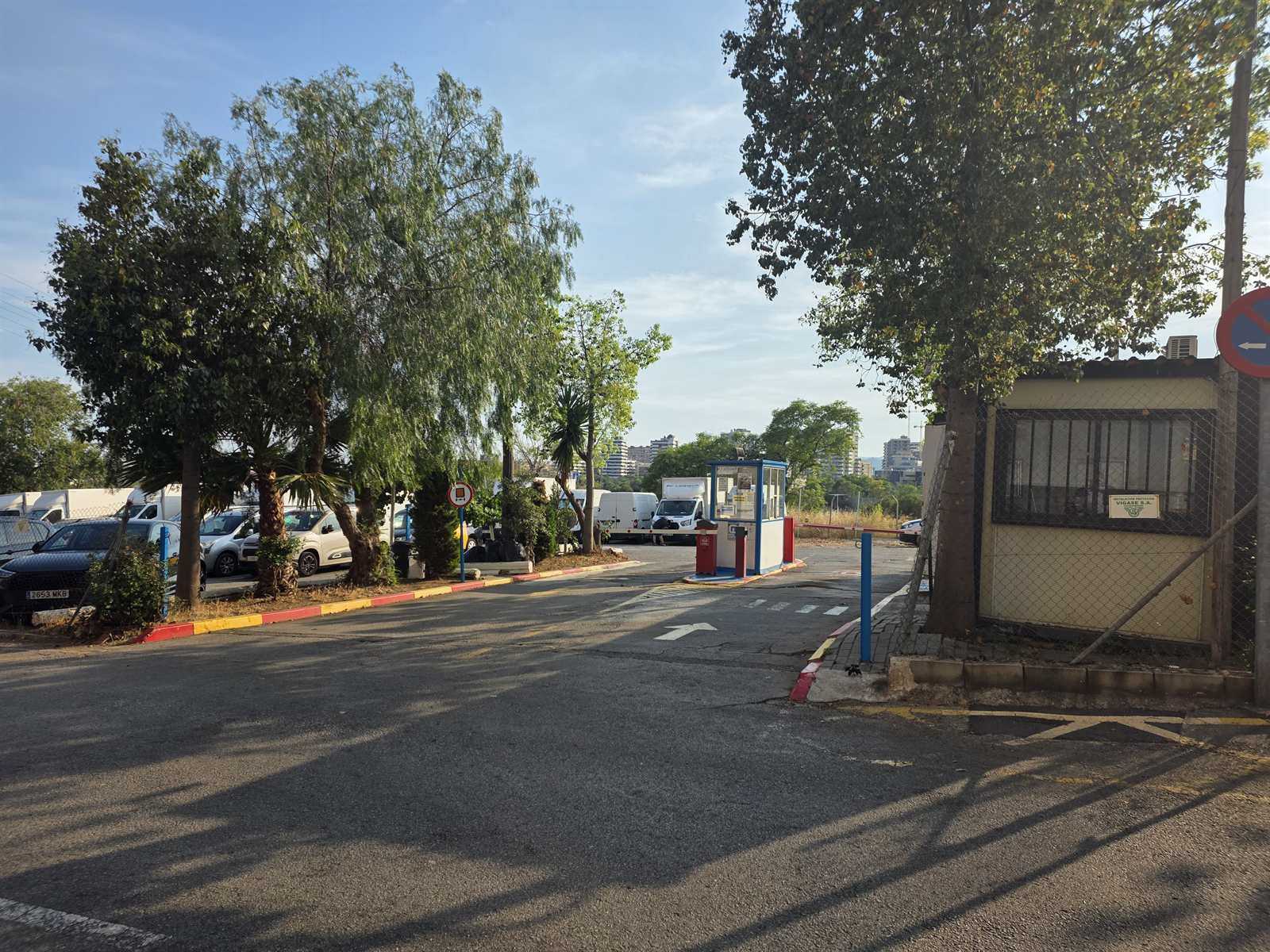 Entrada y caseta de vigilancia del Parking Coches en Esplugues de Llobregat