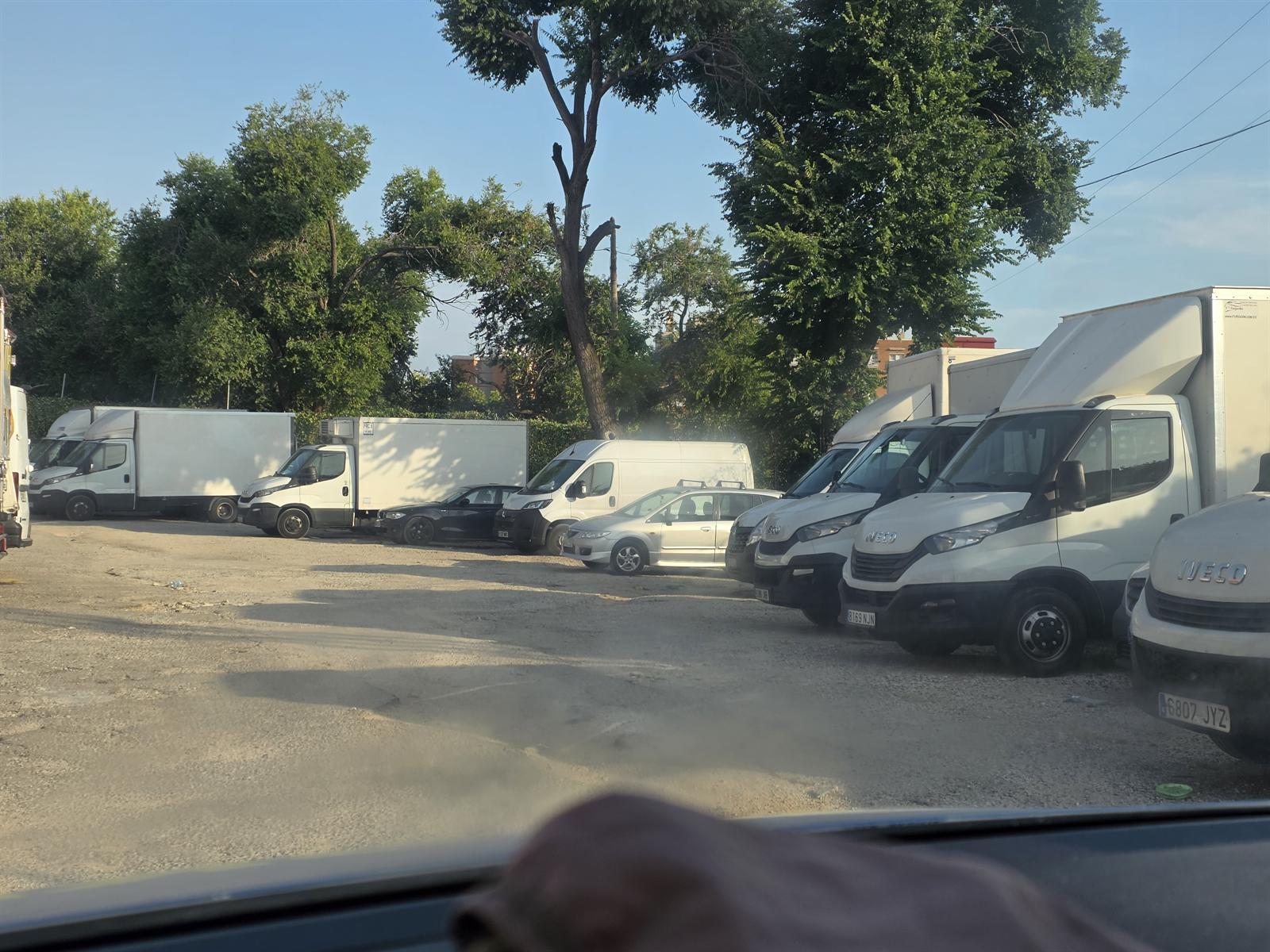 Coches y furgonetas aparcados en Parking Esplugues