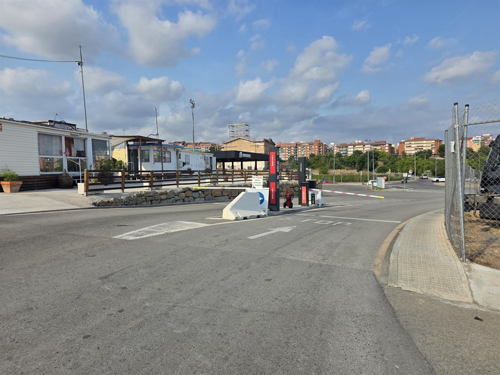 Acceso interior del Parking Camiones y Tráilers, salida 13 Ronda de Dalt, Esplugues de Llobregat