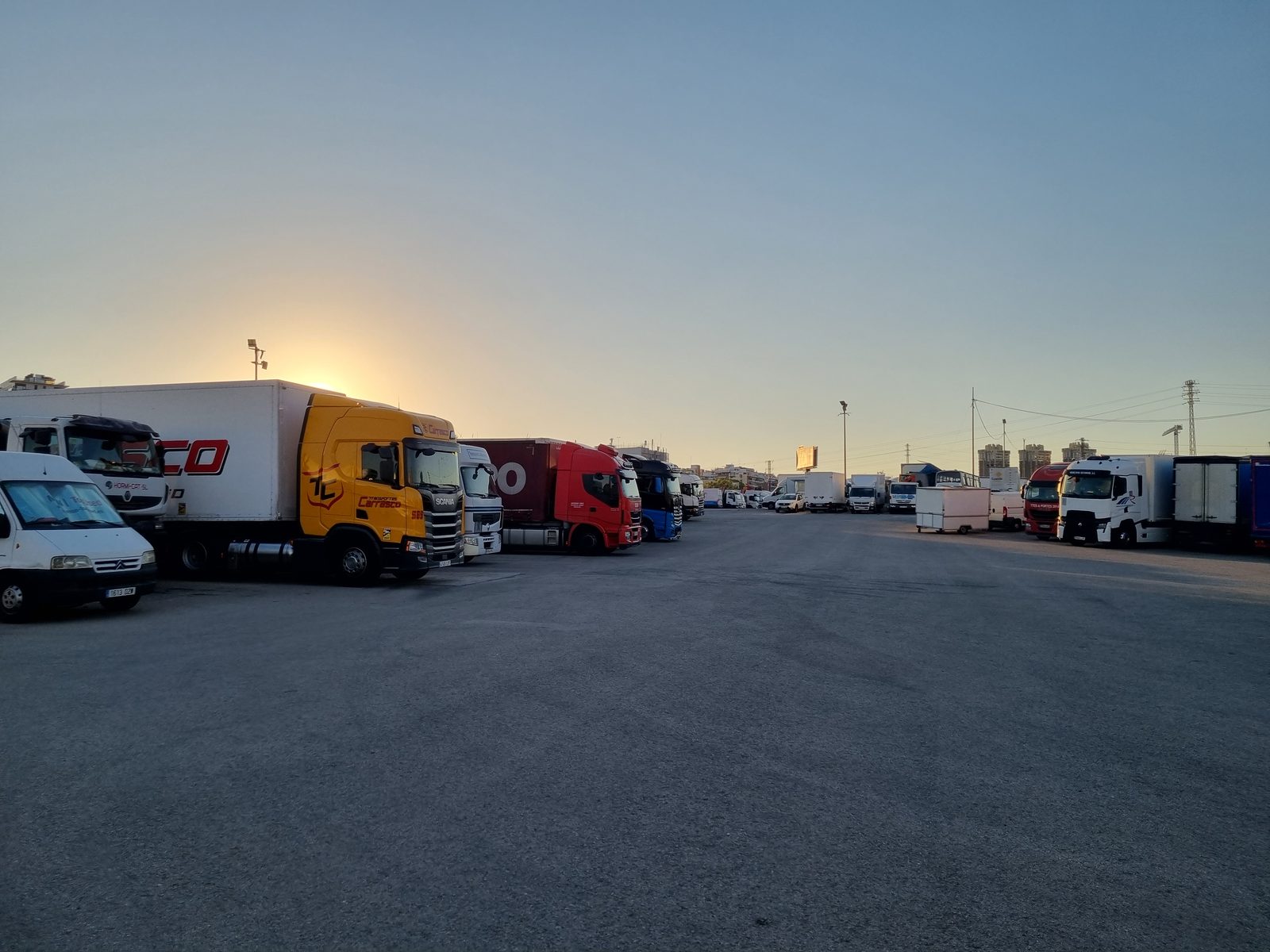 Tráilers aparcados en el parking de camiones de Esplugues de Llobregat
