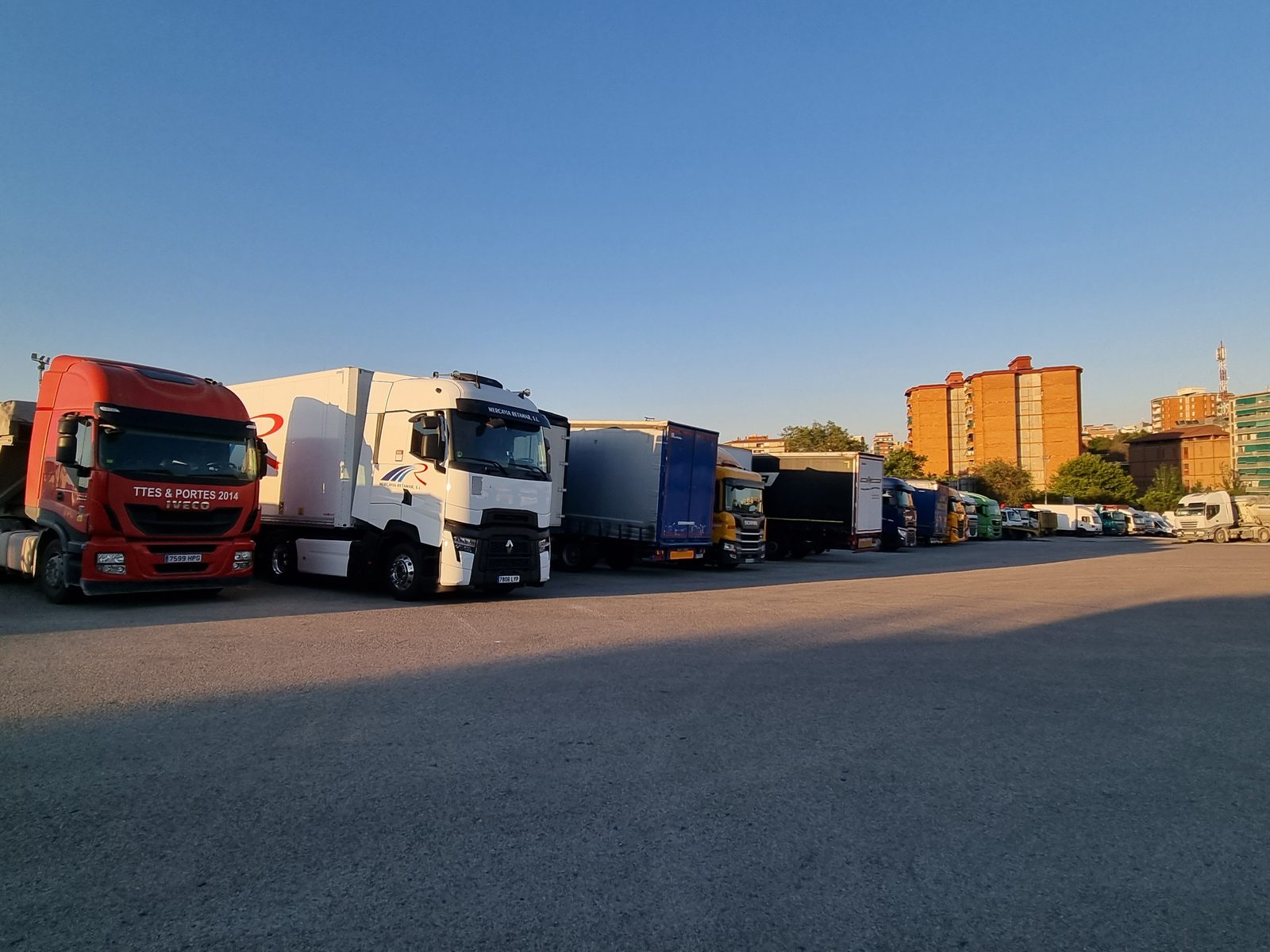 Zona de maniobra para camiones y vehículo pesado en Esplugues de Llobregat