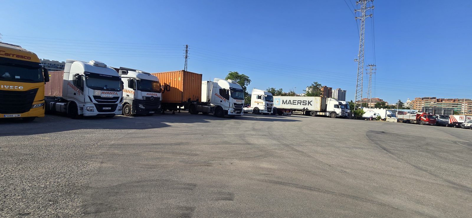 Furgones y camiones de reparto aparcados en el parking de Esplugues de Llobregat
