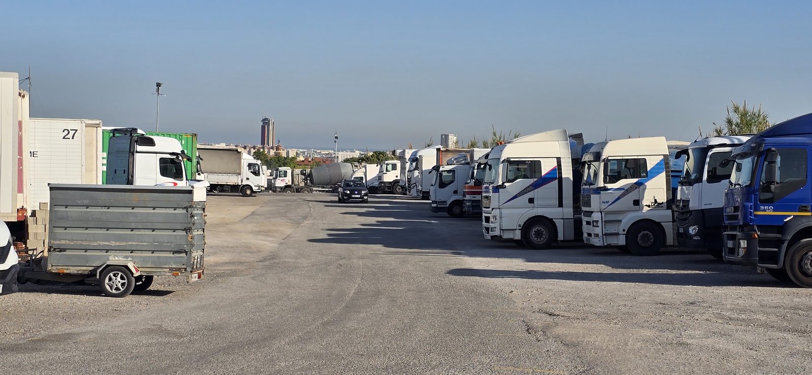 Camiones y tráilers aparcados en el aparcamiento de Esplugues de Llobregat, salida 13 Ronda de Dalt