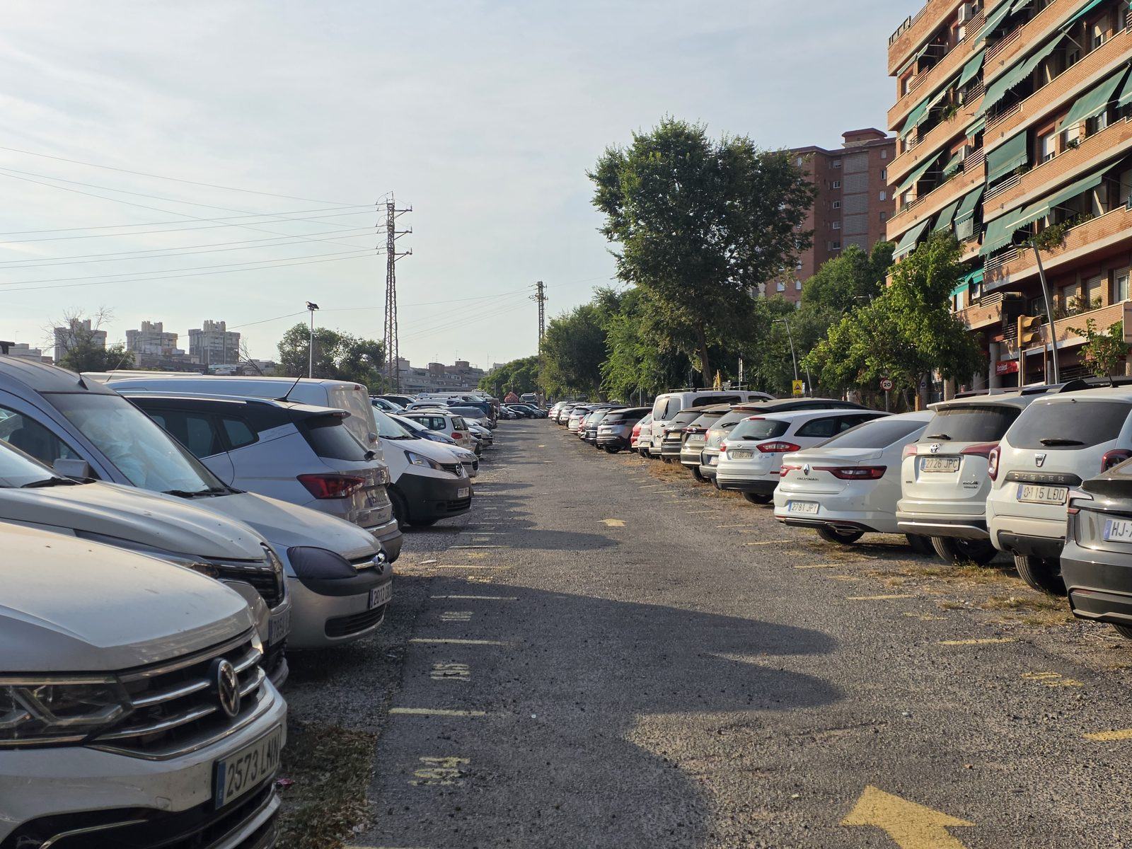 Parking de coches en Esplugues de Llobregat, vista general del recinto exterior