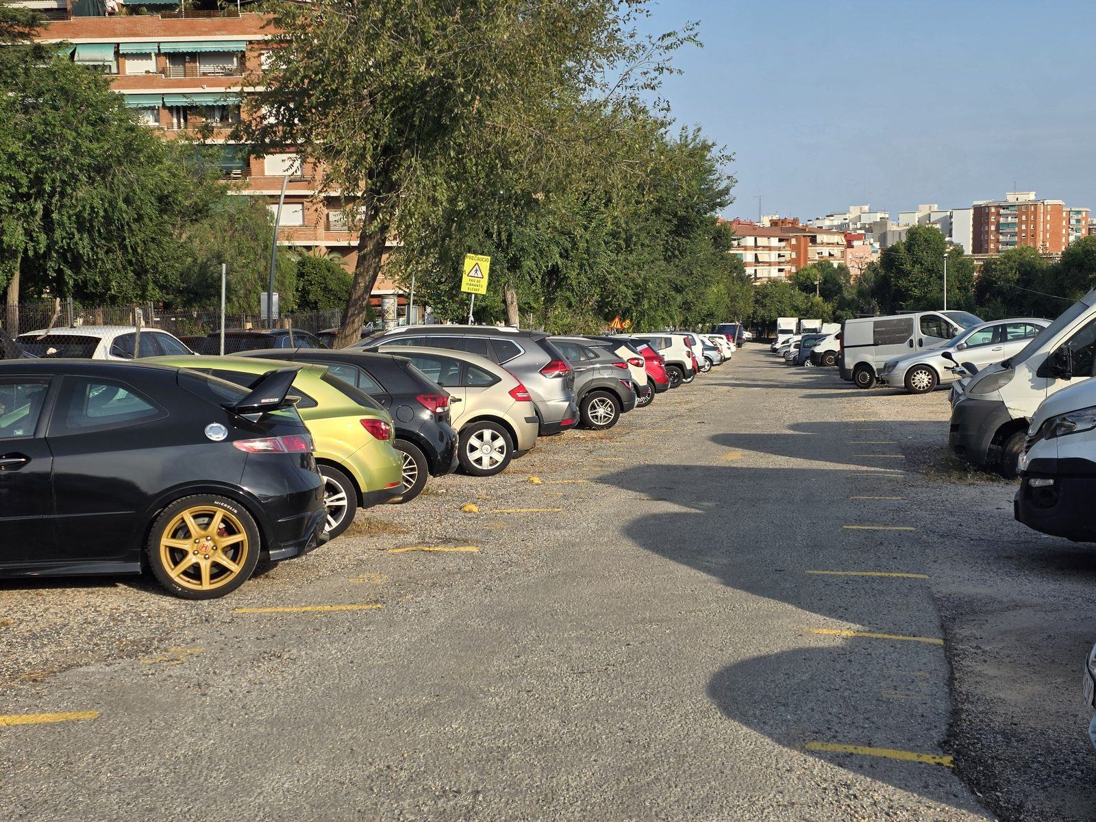Coches aparcados en el aparcamiento de Esplugues de Llobregat