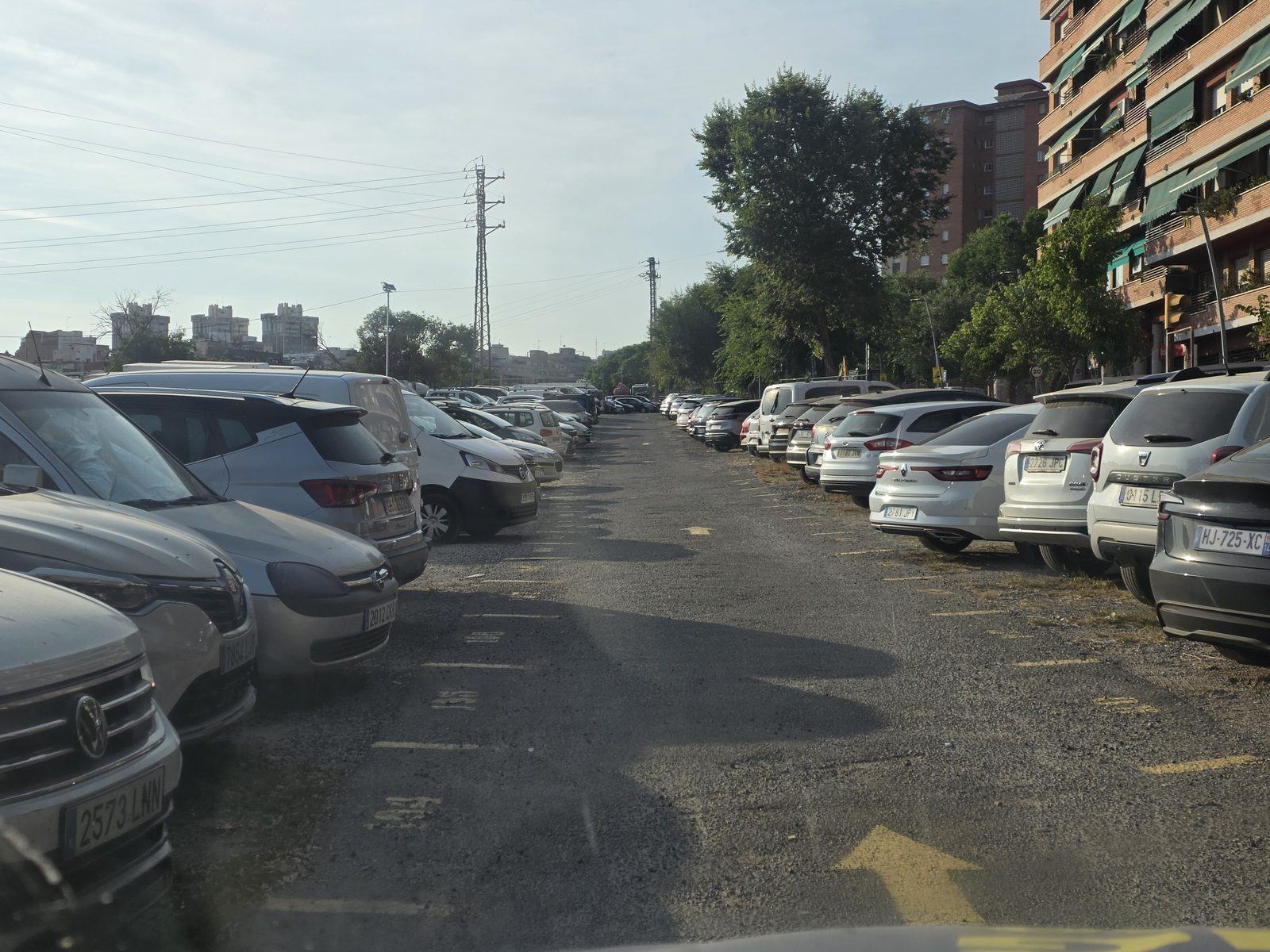 Turismos y furgonetas aparcados en el parking de coches de Esplugues de Llobregat