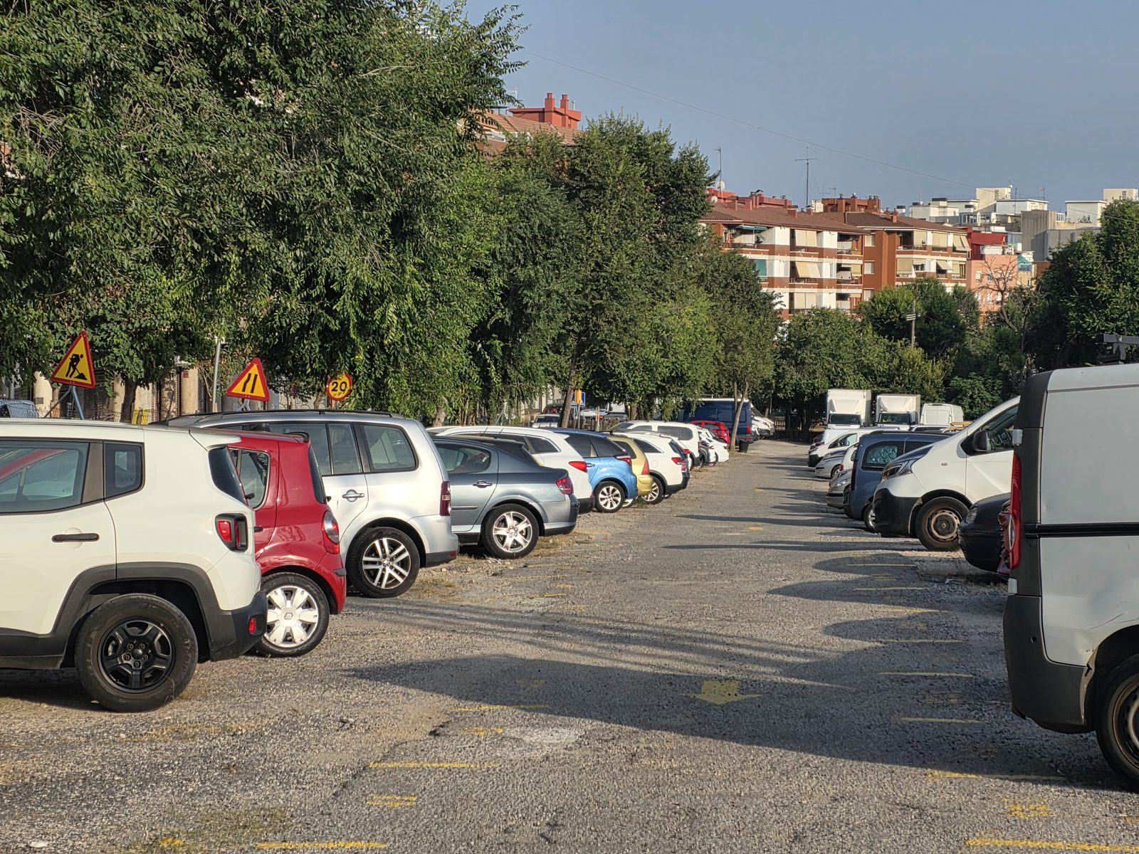 Zona de aparcamiento de coches en Esplugues de Llobregat, cerca de la Ronda de Dalt