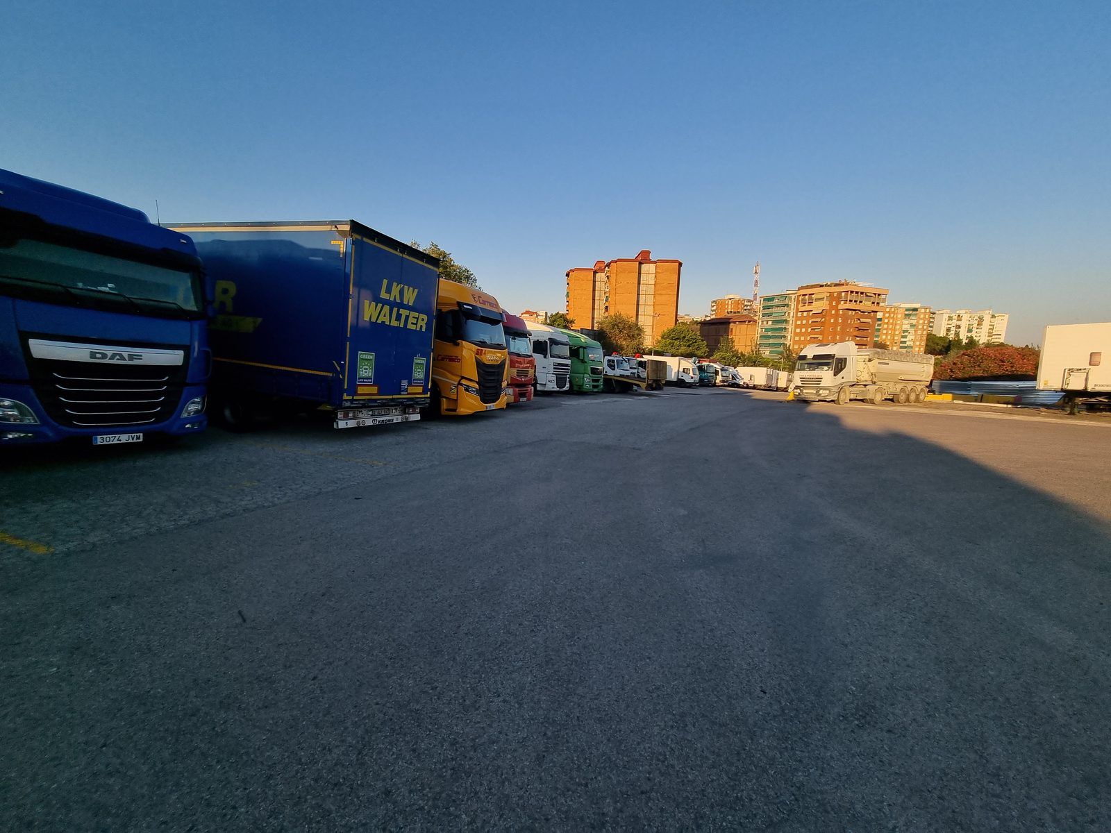 Plaza para tráiler y vehículos de gran volumen en el parking de camiones de Esplugues de Llobregat
