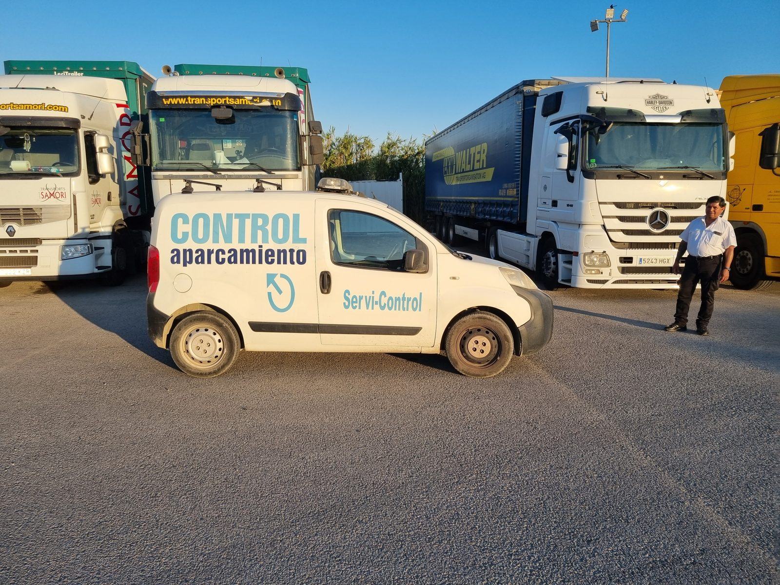 Vehículo de seguridad vigilando el aparcamiento de camiones en Esplugues de Llobregat